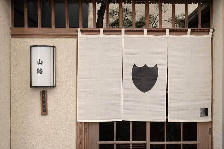 本田直之のインスタグラム：「Dom Perignon Vintage 2010  Special Tasting Event  Re:Union Dom Perignon × Naoyuki Honda  神楽坂 TRUNK (HOUSE)  にて開催しました。  10月からMHD モエ ヘネシー ディアジオのプレスティージュ シャンパン（Dom Pérignon, KRUG, Ruinart)のアドバイザーに就任し、今回のイベントを開催しました。  16人のトップシェフ達がDom Perignonのブランドストーリーや、2008,2010,P2 2002を体験してもらいました。  2010年はトロピカルフルーツの香りをまとい、リッチで、今すぐ飲んで楽しめるビンテージ。11月下旬発売なのでお楽しみに！  参加者シェフにはRE:Unionという名のDom Perignonファミリーになってもらい、シェフをつなげるコミュニティ活動やコラボレーション、ディスカッションなど今後いろいろ活動して行く予定です。  今後もこのようなシェフのコミュニティとなるイベントを開催して行きますのでお楽しみに！！  参加シェフ 鮨くろ崎	黒崎 一希 ShinoiS	篠原 裕幸 天ぷら元吉	元吉 和仁 The Burn	米澤 文雄 イチリンハナレ	齋藤 宏文 La Cime	高田 裕介 Ode	生井 祐介 肉割烹 上	大久保丈太郎 天ぷらくすのき	楠 忠師 山崎	山崎 志郎 ブリアンツァ	奥野 義幸 鳥しき	池川 義輝 鳥さわ22	中澤 章 銀座ふじやま	藤山 貴朗 はっこく	佐藤 博之 虎白	小泉 瑚佑慈  #domperignon #trunkhouse #ドンペリニヨン #シャンパン」