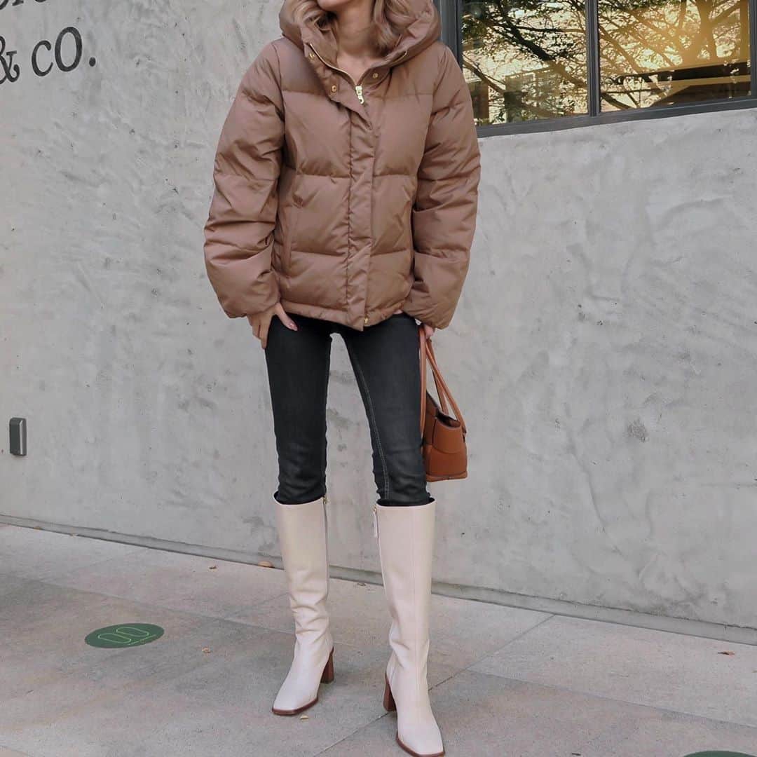 宮本沙恵のインスタグラム：「明日発売のside button down jacket/BRW🐻 . 金具がゴールドなの❤️ 今年も高混率ダウンであったか可愛いよー✨ . #myshawty#冬コーデ」