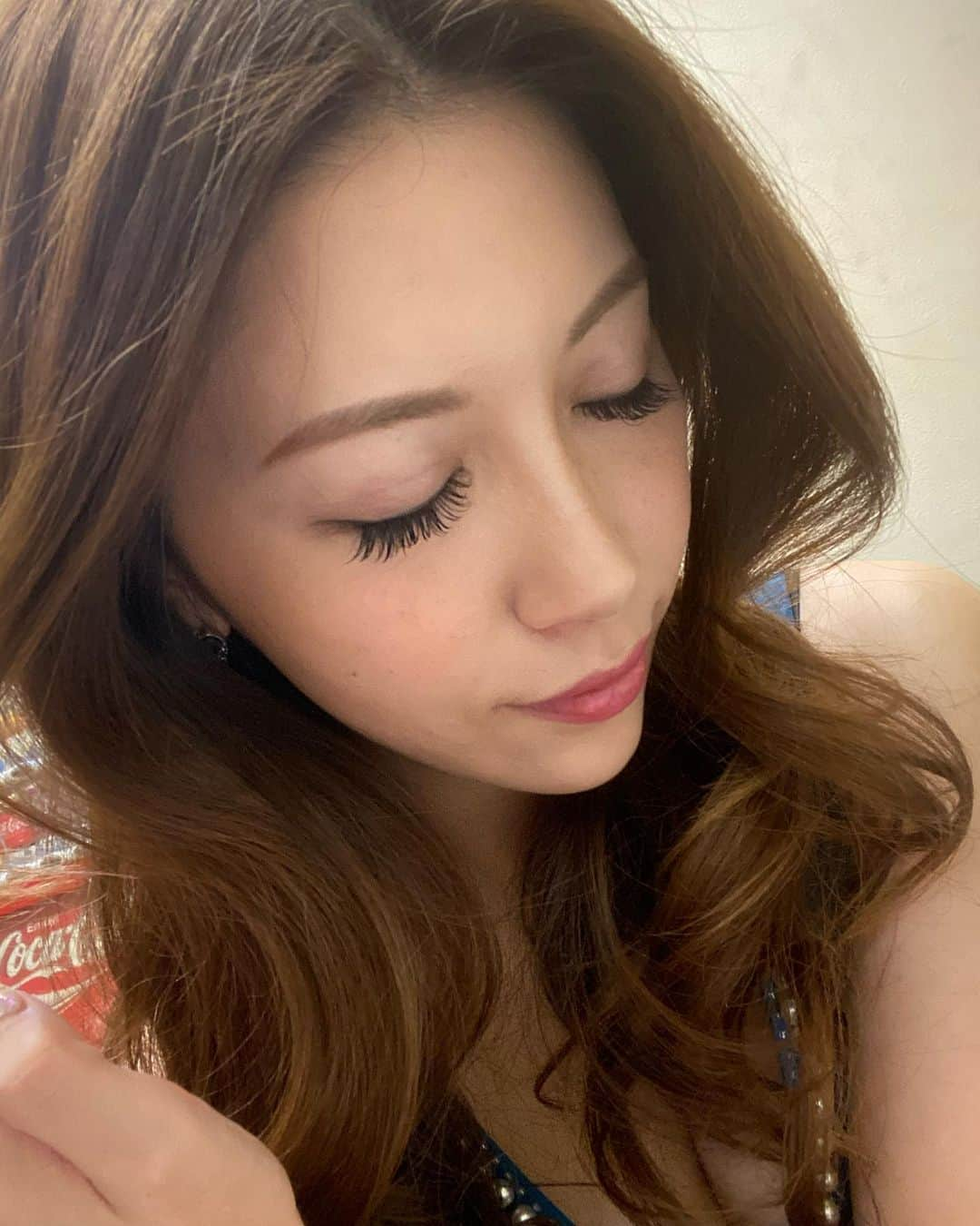 美沙さんのインスタグラム写真 - (美沙Instagram)「お肌のお手入れはエステ派な私💆‍♀️ なぜかって？ 痛いのもダウンタイムも嫌だから🙊 . っていうのを箱田先生に言ったら、痛みもダウンタイムも最小限で即効性もあるダーマペンをオススメしてもらったのでビクビク震えながら行ってきました😂 . 表面麻酔も人より長くおいて、針の長さも短め！ 今回は一緒に美容液も入れてもらったよ✨ その人のお肌の状況やお悩みによって美容液は選んでもらった方が良きです🙌 さらに最後パックまで！ . 結果、 ほんとに全然痛くなかった！ 私はこめかみのとこが少し痛かったかな。 終わった後は目の下赤かった！ 3日くらい赤いって言われたけど私は次の日には赤みひいてダウンタイム短めでした！ あくまでも私の結果やけど🙄 . でもねー めっちゃ綺麗になったの🥰 私の悩みは毛穴だったんだけど、毛穴小さくなった気がするからしばらく続けてみよっと🥰 . しかも11月は初回ダーマペンとか回数券の麻酔サービスとか美容液のキャンペーンとかあるから💸笑 しばらく箱田先生にお世話になろーっと🥰 . 写真は、 1.2枚目は全開アプリ🤣 3枚目はノーマルカメラ 4枚目は麻酔中 5枚目はダーマペン直後 6枚目は鎮静パック中 7枚目は全て終了後 8枚目は帰ってから！ 3枚目以降のノーマルカメラの苦情は受け付けません😇 顔長いしこけてるよね😇 わかってる😇 . #モデナクリニック #modenaclinic #ダーマペン #サイトケア532 #箱田美菜 #福岡大名 . @dr_hakodaharuna @dr.miyatani @modenaclini」10月26日 17時14分 - misa0623r