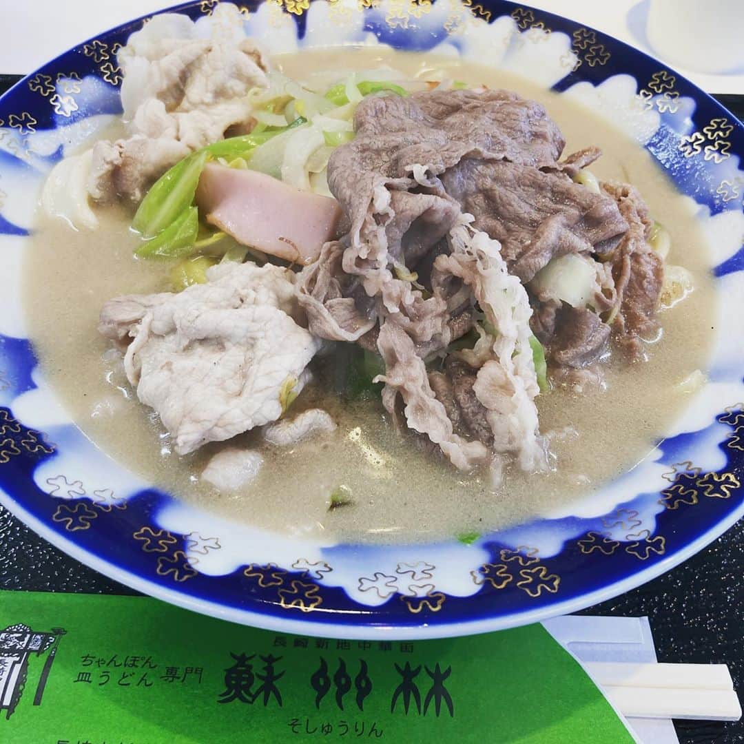 久保ミツロウのインスタグラム：「秒で池袋東武の長崎展(明日27日まで！)へ駆け込んですぐ帰宅。 ちゃんぽんの味も器も一流でしたね…。 Whole Foodsのでかい保冷バッグを持って肩がめり込むまで買いまくってきました。 波佐見焼フェアでとても可愛い器が買えて嬉しい。」