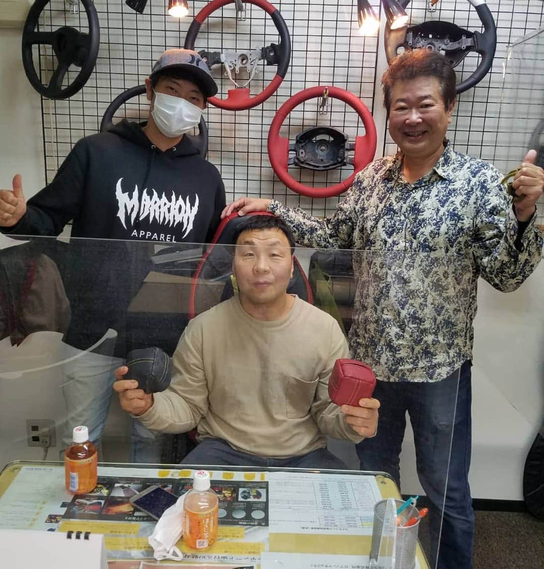 金原弘光のインスタグラム：「久々にロブソンレザーさんに行きました❗ 天井とハンドルとシフトとサイドブレーキを新しく革でやり直すんだよね～⤴⤴ あ～楽しみ～⤴⤴😄 #ロブソンレザー #bnr34  #アラカンターラ #ナッパレザー  #自分へのご褒美」