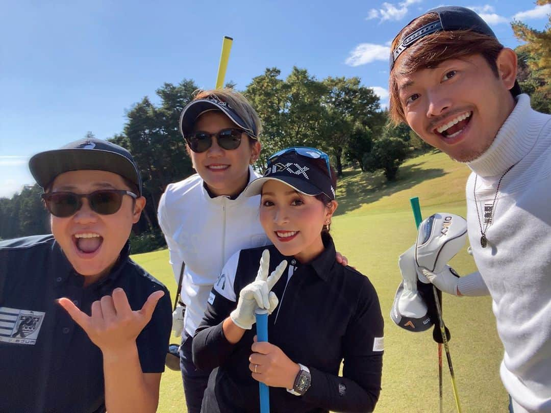 青木瀬令奈さんのインスタグラム写真 - (青木瀬令奈Instagram)「みすずが白水にきたよ⛳️🌈 #ようこそ群馬へ　 #成田美寿々　 カメラ回してて イーグルパット決めちゃうの 流石すぎる😳💓👏 ⚠️私の声が大きいので音量注意😂 ⛳️ みすずのこのパフォーマンスが 好きな方！コメント欄に 👏👏👏待ってます🤣笑 #loveandthanks  #白水ゴルフ倶楽部  #成田美寿々　 @misuzunarita  #大西翔太　 @shota.ohnishi  #高橋あゆみ　 @atiru0401  #感謝」10月26日 17時21分 - serenaaoki_official