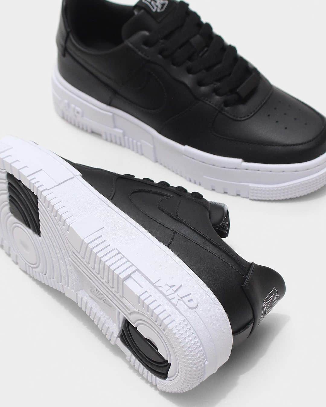 A+Sのインスタグラム：「2020. 10. 29 (thu) in store  ■NIKE WMNS AF1 PIXEL COLOR : BLACK SIZE : 23.0cm - 28.0cm PRICE : ¥11,000 (+TAX)  スニーカーの歴史を塗り替えた一足。 あなたはいつだって最高にクール。ナイキ エア フォースワン ピクセル LXで、それを証明しよう。リニューアルされた、女性による女性のためのオフコートスタイル。 新しいロゴときちんと感のあるアッパーが、新鮮でユニークな多用途性を実現しました。湾曲したソールとミッドソールの大きなモザイク模様のディテールが、モダンな雰囲気をプラス。 逆さのスウッシュのデザインが、ひるまない大胆さを表現しています。「ゲームに参戦しているだけじゃない、ゲームをリードしているんだ。」  A pair that rewrote the history of sneakers. You are always the coolest. Prove it with the Nike Air Force One Pixel LX. Renewed off-coat style for women by women. The new logo and neat upper give it a fresh and unique versatility. Large mosaic details on the curved sole and midsole add a modern touch. The upside-down swoosh design expresses unwavering boldness. "I'm not just in the game, I'm leading the game."  #a_and_s #NIKE #NIKEAIRFORCE1 #NIKEAIRFORCE1PIXEL」