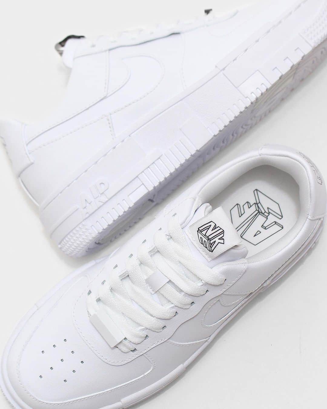 A+Sのインスタグラム：「2020. 10. 29 (thu) in store  ■NIKE WMNS AF1 PIXEL COLOR : WHITE SIZE : 23.0cm - 28.0cm PRICE : ¥11,000 (+TAX)  スニーカーの歴史を塗り替えた一足。 あなたはいつだって最高にクール。ナイキ エア フォースワン ピクセル LXで、それを証明しよう。リニューアルされた、女性による女性のためのオフコートスタイル。 新しいロゴときちんと感のあるアッパーが、新鮮でユニークな多用途性を実現しました。湾曲したソールとミッドソールの大きなモザイク模様のディテールが、モダンな雰囲気をプラス。 逆さのスウッシュのデザインが、ひるまない大胆さを表現しています。「ゲームに参戦しているだけじゃない、ゲームをリードしているんだ。」  A pair that rewrote the history of sneakers. You are always the coolest. Prove it with the Nike Air Force One Pixel LX. Renewed off-coat style for women by women. The new logo and neat upper give it a fresh and unique versatility. Large mosaic details on the curved sole and midsole add a modern touch. The upside-down swoosh design expresses unwavering boldness. "I'm not just in the game, I'm leading the game."  #a_and_s #NIKE #NIKEAIRFORCE1 #NIKEAIRFORCE1PIXEL」