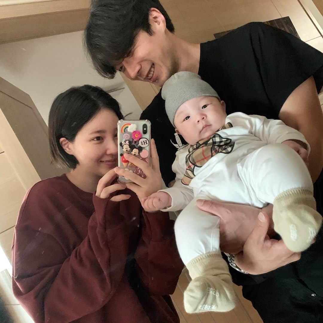 カン・ヘヨンさんのインスタグラム写真 - (カン・ヘヨンInstagram)「+97👶🏻💛 아닠ㅋㅋㅋㅋㅋㅋㅋㅋㅋ이렇게  셀카 찍을 때 거울 쳐다보눈거 너무 웃기다구요😭ㅋㅋㅋㅋㅋㅋ힘줄때 입모양 “요!!!” 하는것두 너무 귀엽꾸🥺ㅋㅋㅋㅋ♥️♥️♥️  #가족사진 #육아스타그램 #육아일상」10月26日 17時35分 - mangdoo_noona