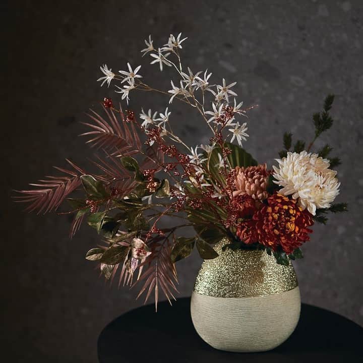 東京堂アーティフィシャルフラワーMAGIQのインスタグラム：「・ 【アーティフィシャルで季節を迎える】 ～Ｗinter Color Flower🎍NewYear (ウィンターカラーフラワー🎍正月）～ ・ 『きらり花 －Kirarika－』 きらりと輝く枝や葉を和花とアレンジ。伝統とモダンが融合した、いつもと違うお正月を迎えてみませんか🌟 ・ FM2317-6.37　ブレンダマム FM4140-21　月光の菊ピック FM272-9　グレイスマムピック FJ634　金朱実枝 FJ4166　春光どうだんスプレー FJ1817-37　艶めき花枝 FJ3013　ローズゴールドファーン FJ1806-23　メタリカファンパーム JV1557　慶春えぞ松 CA152-18　グランサークルL ・ 【You Tube TOKYODO公式チャンネル】 見て学べて役立つ、お花に関する動画満載❗️ 👇👇👇 https://m.youtube.com/channel/UCyD95_Gb0wQhvTRm9FDJnsQ ✳️【チャンネル登録】お願いします🙇‍♀️ Please subscribe to my channel ❗️ 请注册 ❗️ 채널 등록 고마워요 😁 ・ #TOKYODO#MAGIQ#MAGIQのある暮らし#東京堂#アーティフィシャルフラワー#アーティフィシャル#アートフラワー#造花#花のある暮らし#花のある生活 #花好きな人と繋がりたい#フラワーデザイン#フラワーアレンジメント#フラワーアレンジ#アレンジメント#花が好き#花を飾る#ハンドメイド#お正月アレンジ#正月アレンジ#正月 #flowerofinstagram #flowersoninstagram#winterflowers #花藝##꽃스타그램#조화」