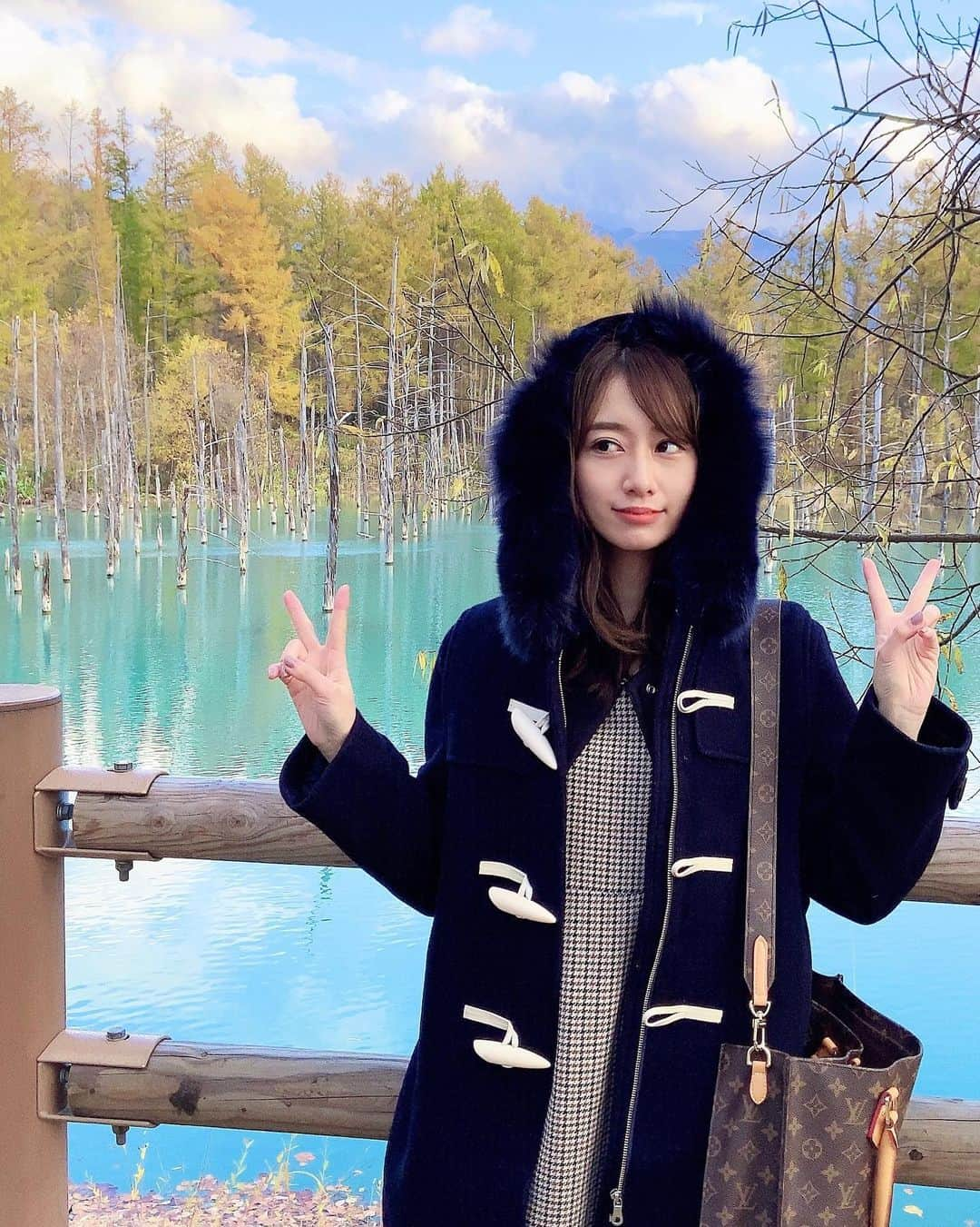 大須賀あみさんのインスタグラム写真 - (大須賀あみInstagram)「🦢﻿ ﻿ 北海道の青い池に行ってきたよ〜！﻿ ﻿ テレビで見てずっと行きたいって思ってた場所なので行けて嬉しかった🥺﻿ ﻿ 北海道初めて行ったので地理とか何もわからず﻿ 札幌に宿泊してたのですが﻿ なんとこの池まで車で3時間ほどかかりました！﻿ ﻿ さすが北海道広いわ、、、😧笑﻿ 東京から実家帰るより時間かかった！﻿ ﻿ でも青くて綺麗で幻想的で﻿ 行った価値ありました✨﻿ ﻿ ﻿ ﻿#青い池 #美瑛町 #女子旅 #北海道女子旅」10月26日 17時31分 - osugaami_official