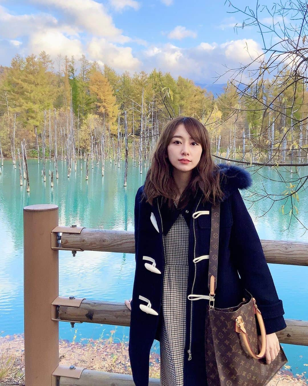 大須賀あみさんのインスタグラム写真 - (大須賀あみInstagram)「🦢﻿ ﻿ 北海道の青い池に行ってきたよ〜！﻿ ﻿ テレビで見てずっと行きたいって思ってた場所なので行けて嬉しかった🥺﻿ ﻿ 北海道初めて行ったので地理とか何もわからず﻿ 札幌に宿泊してたのですが﻿ なんとこの池まで車で3時間ほどかかりました！﻿ ﻿ さすが北海道広いわ、、、😧笑﻿ 東京から実家帰るより時間かかった！﻿ ﻿ でも青くて綺麗で幻想的で﻿ 行った価値ありました✨﻿ ﻿ ﻿ ﻿#青い池 #美瑛町 #女子旅 #北海道女子旅」10月26日 17時31分 - osugaami_official