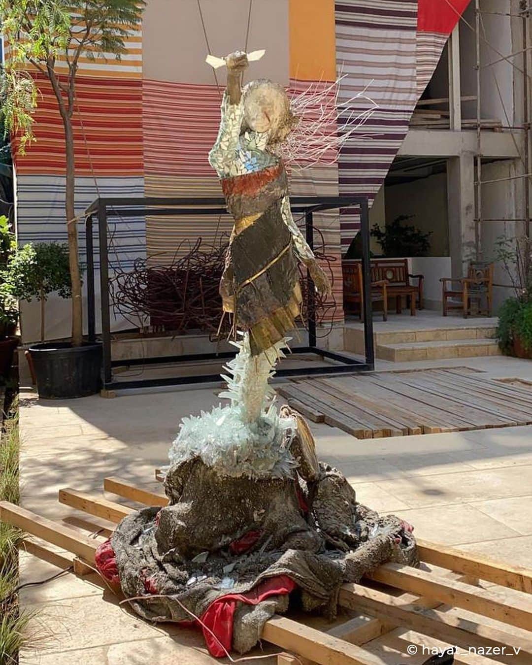 RIAノーボスチさんのインスタグラム写真 - (RIAノーボスチInstagram)「В Ливане появилась статуя из обломков, оставшихся после взрыва в порту. Ее создала художница Хаят Назер, чтобы "всегда помнить, через что прошел Бейрут и его жители". Скульптуру установили напротив места трагедии. На ее постаменте установлены часы, остановившиеся на времени взрыва — 18:08.」10月26日 17時32分 - ria_novosti