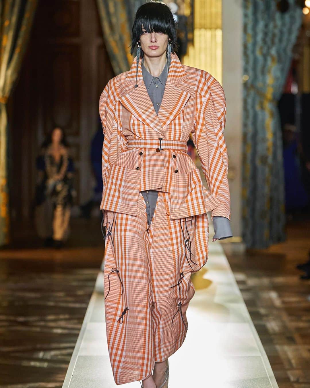 Vogue Italiaさんのインスタグラム写真 - (Vogue ItaliaInstagram)「Checked skirts have always been the must-have item for the cold season: find at the link in bio a selection by @LauraTortora_vogueit of 20 Fall-Winter 2020 looks that you need to have in your closet.」10月26日 17時33分 - vogueitalia