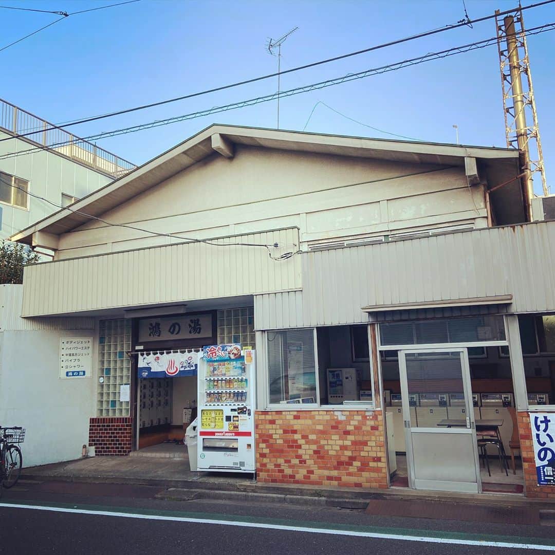 のインスタグラム：「銭湯アーカイブ。荒川区東日暮里の鴻の湯。宮造りフロント型銭湯。広々とした脱衣所に小庭。特にペンキ絵とかも無いが広々。L字型の湯船も広々。パワーエステ、ボディージェットは半端なく強力。#リハビリ銭湯 #銭湯 #ゆっポくん #風呂 #bath」