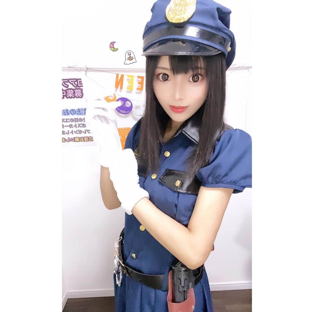 なつみさんのインスタグラム写真 - (なつみInstagram)「ハロウィン🎃コスプレ祭りVol.17👻 10月25日はポリス🚓🚨でした✨  2年前に配信のために買いました☺️ 最近はさほど白飛びも気にならなくなったし 着やすくなました💞  みんな自首して来てくれたので、 とりあえず私と一緒に手錠でつないで おきますね🤗💗  #ライブ配信#Pococha#Pocochaライバー#ポコチャ#ライバー#バセドウ病#吃音症#八重歯#宅建士#宅建#宅地建物取引士#不動産営業#イギリス留学#🧢なつみ👻🍊Natsumi#ポリスコス#ポリスコスプレ#ハロウィンコスプレ#ハロウィン#コスプレ配信」10月26日 17時39分 - natsumipeanuts