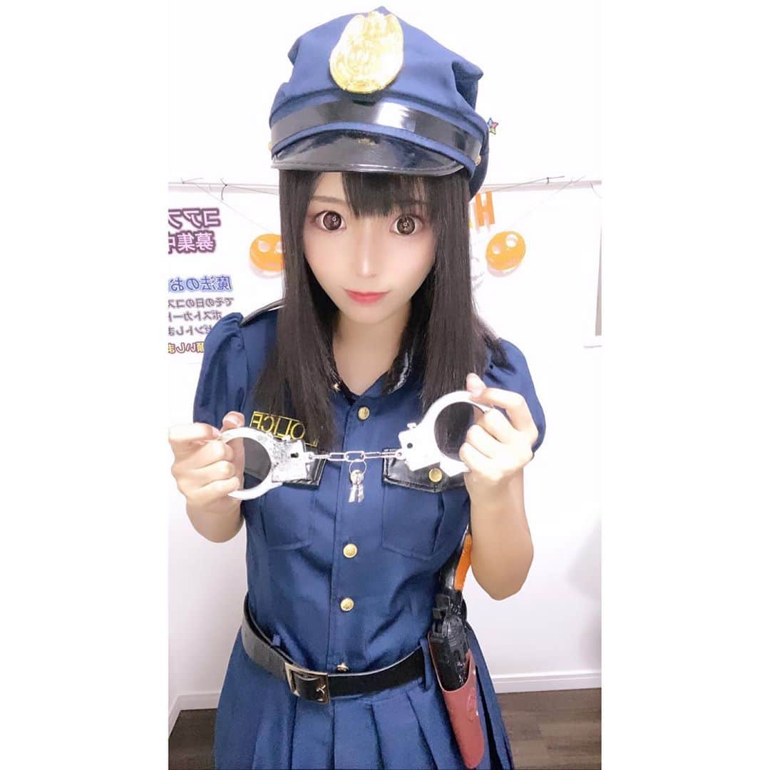 なつみさんのインスタグラム写真 - (なつみInstagram)「ハロウィン🎃コスプレ祭りVol.17👻 10月25日はポリス🚓🚨でした✨  2年前に配信のために買いました☺️ 最近はさほど白飛びも気にならなくなったし 着やすくなました💞  みんな自首して来てくれたので、 とりあえず私と一緒に手錠でつないで おきますね🤗💗  #ライブ配信#Pococha#Pocochaライバー#ポコチャ#ライバー#バセドウ病#吃音症#八重歯#宅建士#宅建#宅地建物取引士#不動産営業#イギリス留学#🧢なつみ👻🍊Natsumi#ポリスコス#ポリスコスプレ#ハロウィンコスプレ#ハロウィン#コスプレ配信」10月26日 17時39分 - natsumipeanuts