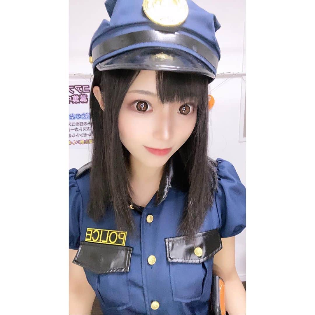 なつみさんのインスタグラム写真 - (なつみInstagram)「ハロウィン🎃コスプレ祭りVol.17👻 10月25日はポリス🚓🚨でした✨  2年前に配信のために買いました☺️ 最近はさほど白飛びも気にならなくなったし 着やすくなました💞  みんな自首して来てくれたので、 とりあえず私と一緒に手錠でつないで おきますね🤗💗  #ライブ配信#Pococha#Pocochaライバー#ポコチャ#ライバー#バセドウ病#吃音症#八重歯#宅建士#宅建#宅地建物取引士#不動産営業#イギリス留学#🧢なつみ👻🍊Natsumi#ポリスコス#ポリスコスプレ#ハロウィンコスプレ#ハロウィン#コスプレ配信」10月26日 17時39分 - natsumipeanuts