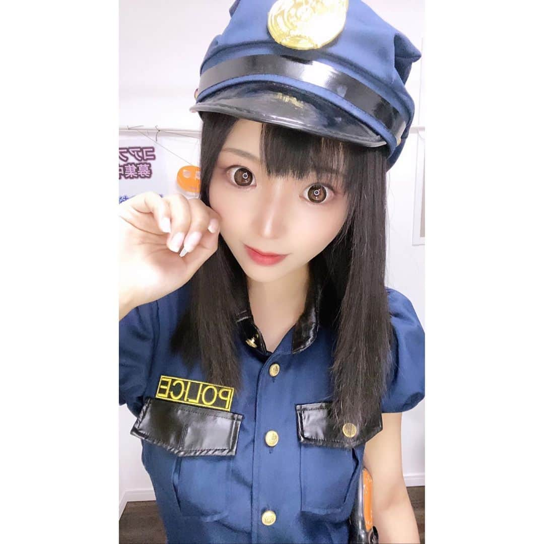 なつみさんのインスタグラム写真 - (なつみInstagram)「ハロウィン🎃コスプレ祭りVol.17👻 10月25日はポリス🚓🚨でした✨  2年前に配信のために買いました☺️ 最近はさほど白飛びも気にならなくなったし 着やすくなました💞  みんな自首して来てくれたので、 とりあえず私と一緒に手錠でつないで おきますね🤗💗  #ライブ配信#Pococha#Pocochaライバー#ポコチャ#ライバー#バセドウ病#吃音症#八重歯#宅建士#宅建#宅地建物取引士#不動産営業#イギリス留学#🧢なつみ👻🍊Natsumi#ポリスコス#ポリスコスプレ#ハロウィンコスプレ#ハロウィン#コスプレ配信」10月26日 17時39分 - natsumipeanuts