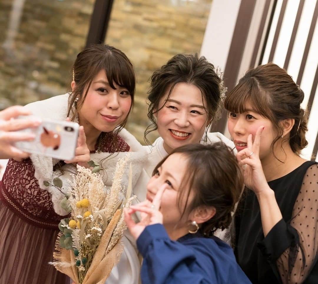 KIYOMIZU京都東山 公式さんのインスタグラム写真 - (KIYOMIZU京都東山 公式Instagram)「@kiyomizu_kyoto_higashiyama をフォローして、 『#kiyomizu京都東山』 『#kiyomizu花嫁』 『#スタイルズ花嫁』 をつけて投稿してくださいね＊ . 青春時代を共に過ごした かけがえのないご友人と一緒に♡ 人生で欠かすことの出来ない 大切な存在だからこそ 晴れ姿をお見せできるのは とっても素晴らしいことですよね*  花嫁さまだけでなく みなさまにとっても思い出に残る 結婚式をお約束いたします＊ . ---------------------- . ▼ブライダルフェアの予約は インスタのTOPからcheck⚐ ＞＞＞ @kiyomizu_kyoto_higashiyama . #スタイルズ花嫁 #dress #kyoto #kiyomizu #wedding #ウェディングレポ #チャペル  #プレ花嫁 #卒花 #結婚式 #結婚式場 #結婚式準備 #京都 #京都花嫁 #関西花嫁 #京都婚 #令和花嫁 #大人花嫁 #撮影指示書 #DRESSY花嫁 #maricuru #シェアーズヘアメイク #友人 #集合写真 #和婚 #白無垢 #和装フォト」10月26日 17時40分 - kiyomizu_kyoto_higashiyama