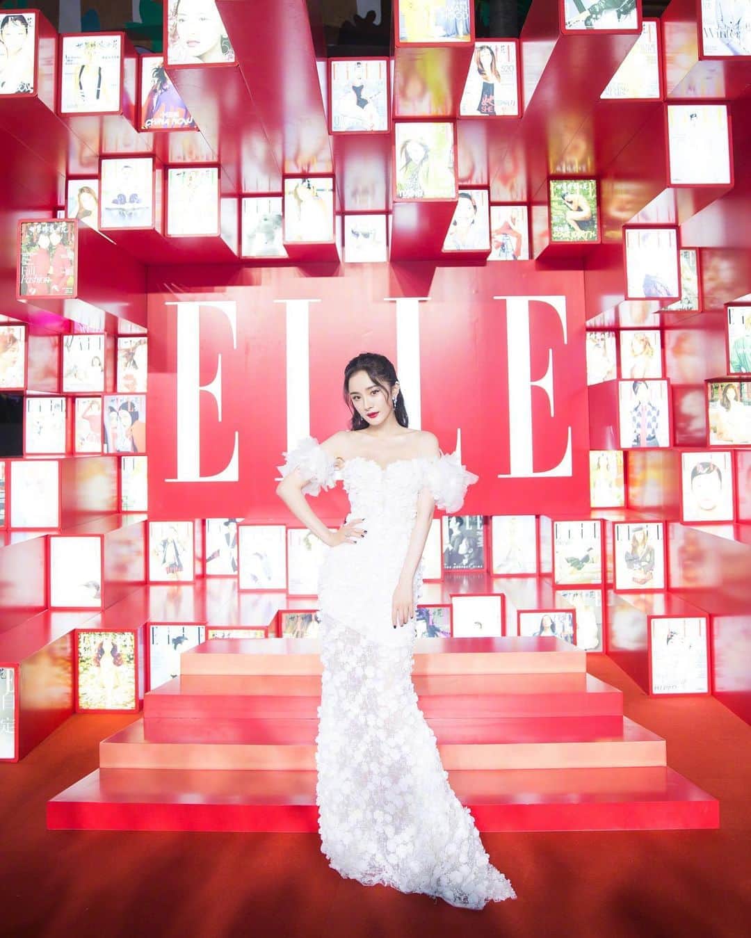 Pronoviasさんのインスタグラム写真 - (PronoviasInstagram)「Chinese top actress Ms. Yang Mi wearing the Nadine gown from #AtelierPronovias Premiere Collection at the Elle China Style Award 2020. #Pronovias @alessandrarinaudo」10月26日 17時41分 - pronovias
