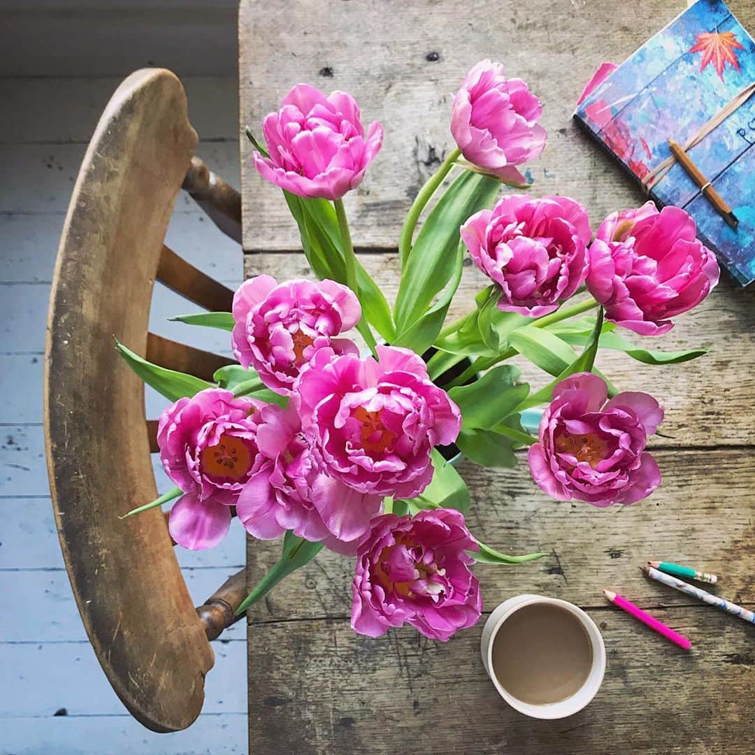 Tea and sittingのインスタグラム：「🌿Morning...💞 #5ftinftable」