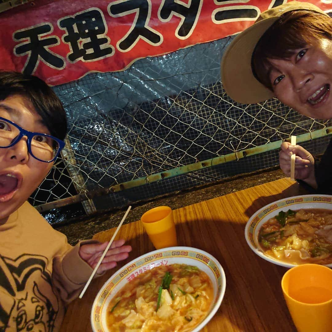 石原祐美子さんのインスタグラム写真 - (石原祐美子Instagram)「天理ラーメンのハシゴです🍜 こちらは通称 #天スタ 天理スタミナラーメン屋台です。 どっちも好きで、普段は気分で選んで行く感じですが、初めてハシゴしてみたら、味の違いがいつもよりよくわかっておもしろかったー！！結果、私はどっちも好きです😁 ・ 大学のころから、特に冬になると天理ラーメンの屋台に行くという行動をまだ続けていますが、未だにぜんぜん飽きません😋 ・ ・ こちらで必ず注文するのが、スパムむすび✨ てかスパムむすびというものを生まれて初めて食べたのはここでした。若き日の私はあまりのおいしさにびっくりしたなー☺ ・ ・ おにぎり口に含んだままスープを流し込む幸せ✨✨✨ ・ ・ 白菜もニラもお肉もニンニクもたっぷり、栄養満点💯💮 ・ ・ これからも末永く、通わせていただきます🍜😋 ・ ・ #天理スタミナラーメン #天スタ #天理スタミナラーメン屋台 #天理ラーメン #屋台 #小で１人前 #ニンニクたっぷり #スパムむすび #ラーメン #奈良県 #天理市 #奈良グルメ #天理グルメ #ラーメン大好き #食べスタグラム #YouTube チキチキジョニートラベルで行ってきました。プロフィールからとべますので、そちらも見てね💕」10月26日 17時53分 - chiki2johnny14