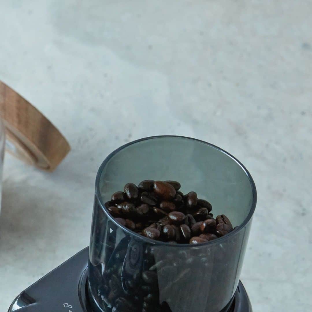 récolteレコルトさんのインスタグラム写真 - (récolteレコルトInstagram)「.  \ New Item /  続々とコーヒーアイテムが登場しているレコルトから、 ［コーヒーグランインダー］が新発売❗️  コーヒー豆が簡単＆スピーディーに挽けます。 部屋中に広がるコーヒーの香りに、 朝起きるのも楽しみになりますね☕️  ［コーヒーグランインダー］　 6,600円（税込） . . . #レコルト #recolte #コーヒーグラインダー  #電動グラインダー  #電動ミル #コーヒー　#コーヒー豆　#モーニングコーヒー #コーヒー好きと繋がりたい　#コーヒー好き #コンパクト #おうち時間　 #ギフト家電  #キッチンツール  #キッチングッズ  #キッチン家電」10月26日 17時53分 - recolte_official