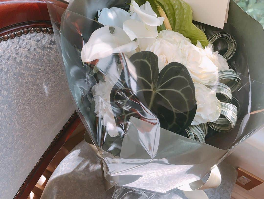 カオルコさんのインスタグラム写真 - (カオルコInstagram)「Thank you so much.  私のいろんな大好きを考えてくれてありがとう♥️  #muchlove  @naccy0112  @mitatam__misa   #flowers #anniversary #happyday #thankyou #gift #birthday #tokyo #citylife #awesome #love」10月26日 17時53分 - ka_ruk_