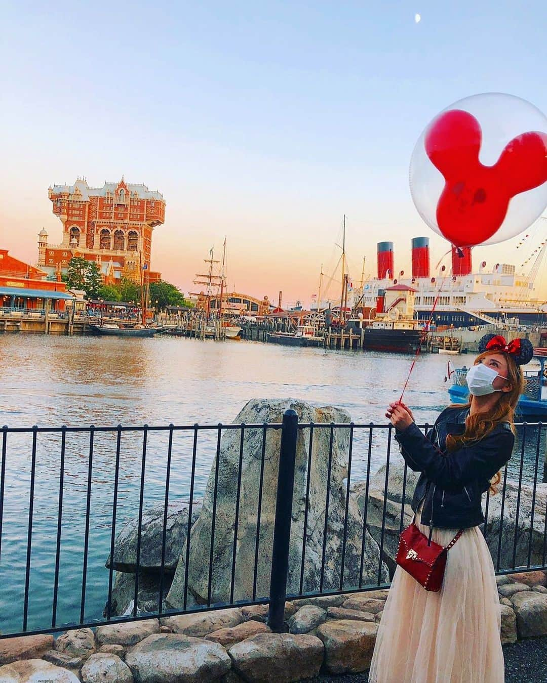 星川凛々花 （仁美まどか）のインスタグラム：「この風船、持ちたかったんだ〜🎈❤️﻿ ﻿ #DisneySea ﻿ #ディズニーシー﻿ #タワーオブテラー﻿ #SSコロンビア号﻿ #赤好き﻿ #星川凛々花　﻿ #星川凜凜花　﻿ #AV女優　﻿ #セクシー女優　﻿ ﻿」