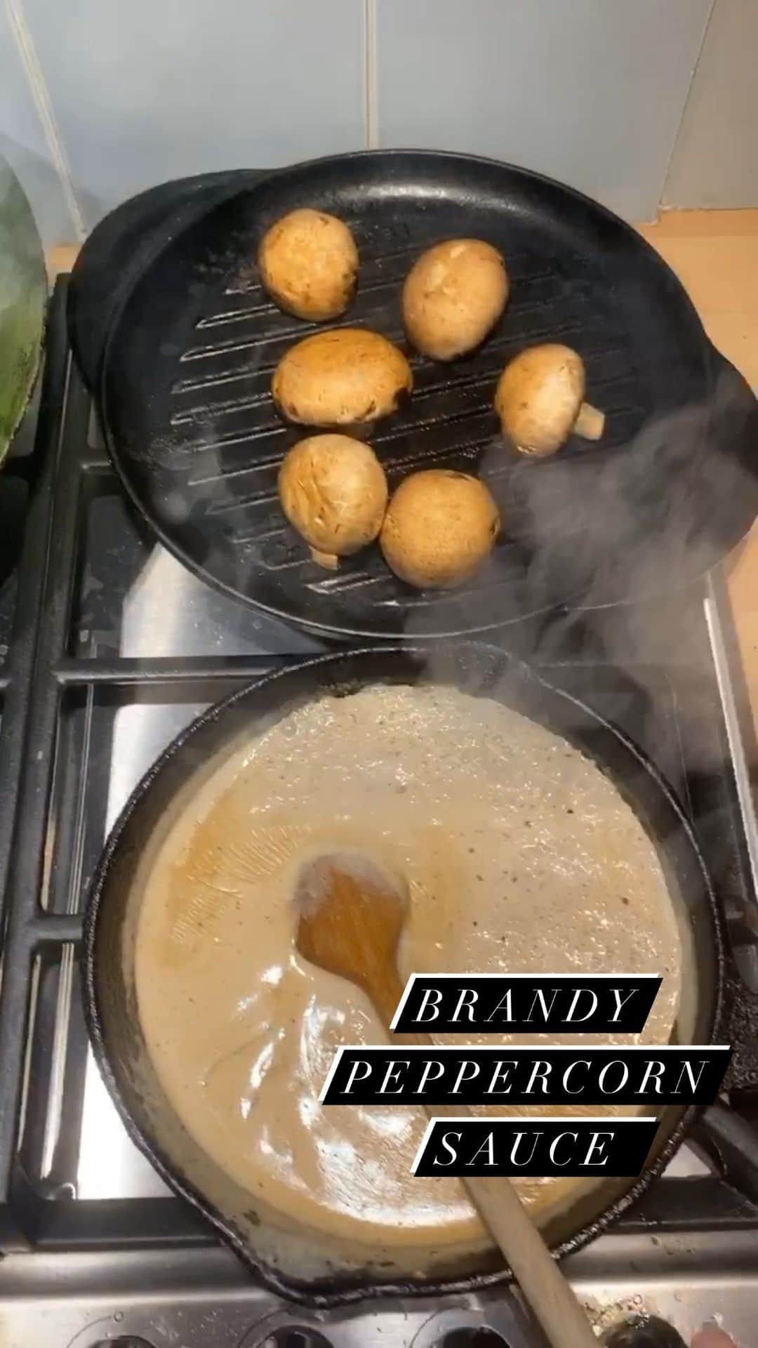 JO BAKERのインスタグラム：「S T E A K • P O I V R E  Sunday night #steakpoivre made magical with this easy @bbcgoodfood #brandypeppercornsauce  Only 6 ingredients... 60g butter  1 shallot finely diced  100g beef stock 100g brandy 3 tablespoon peppercorns 100g double cream  Super easy... butter & shallot combine and frazzle 3 mins. Then add stock frazzle 3 mins. Then add brandy frazzle 3 mins. Then add ground pepper and double cream and let simmer and frazzle for a further 3-5mins. Voila!! #foodie #easyrecipes #sundaydinner #easydinner #steak #meatandpotatoes #brandypeppercornsauce」
