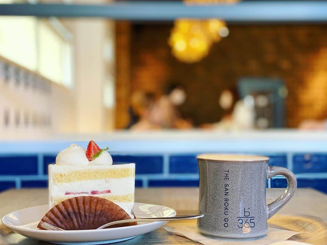 苅谷なつみさんのインスタグラム写真 - (苅谷なつみInstagram)「お仕事前のひと休み…🍰☕️♡ . 10月に入り、コロナの状況に芸術の秋も重なってお仕事の量が増え、体調管理が肝ですね。と感じてます😈 . 益々寒くなってきましたしね❄️ 10月もあっという間に終わりそうで、もう秋も終わってしまいそうに感じますが、今夜は私は🍠の食べ比べパーティーをしますので笑、楽しみに頑張ります🍠🍠🍠 . 良き夜を❄️✨ . #the365stand #長久手カフェ #日進カフェ #カフェ #名古屋カフェ #休憩 #cafe」10月26日 17時55分 - natsumi_kariya