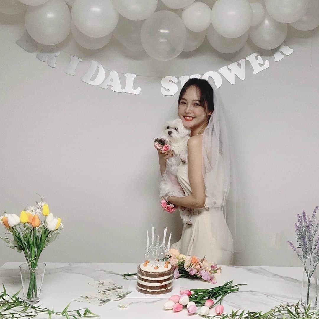 ハ・ウンジンのインスタグラム：「. 1.카메라 좀 봐줘요🐶 2.같은 시기에 결혼 준비하면서 큰 위안이 된 용둥이🥺 3.덕분에 나두 브샤해땅 고마워 DSS601🤍 ㅋㅋㅋㅋ 4.완전체 (feat. 핀란드댁 손부) 5.드레스투어부터 내 정신줄까지..진짜 내 웨딩플래너였던 즈에 6.날다람쥐같은 울애긔  며칠 안남았눈데 그 날까지 모아 둔 사진 좀 올리께여🙄」