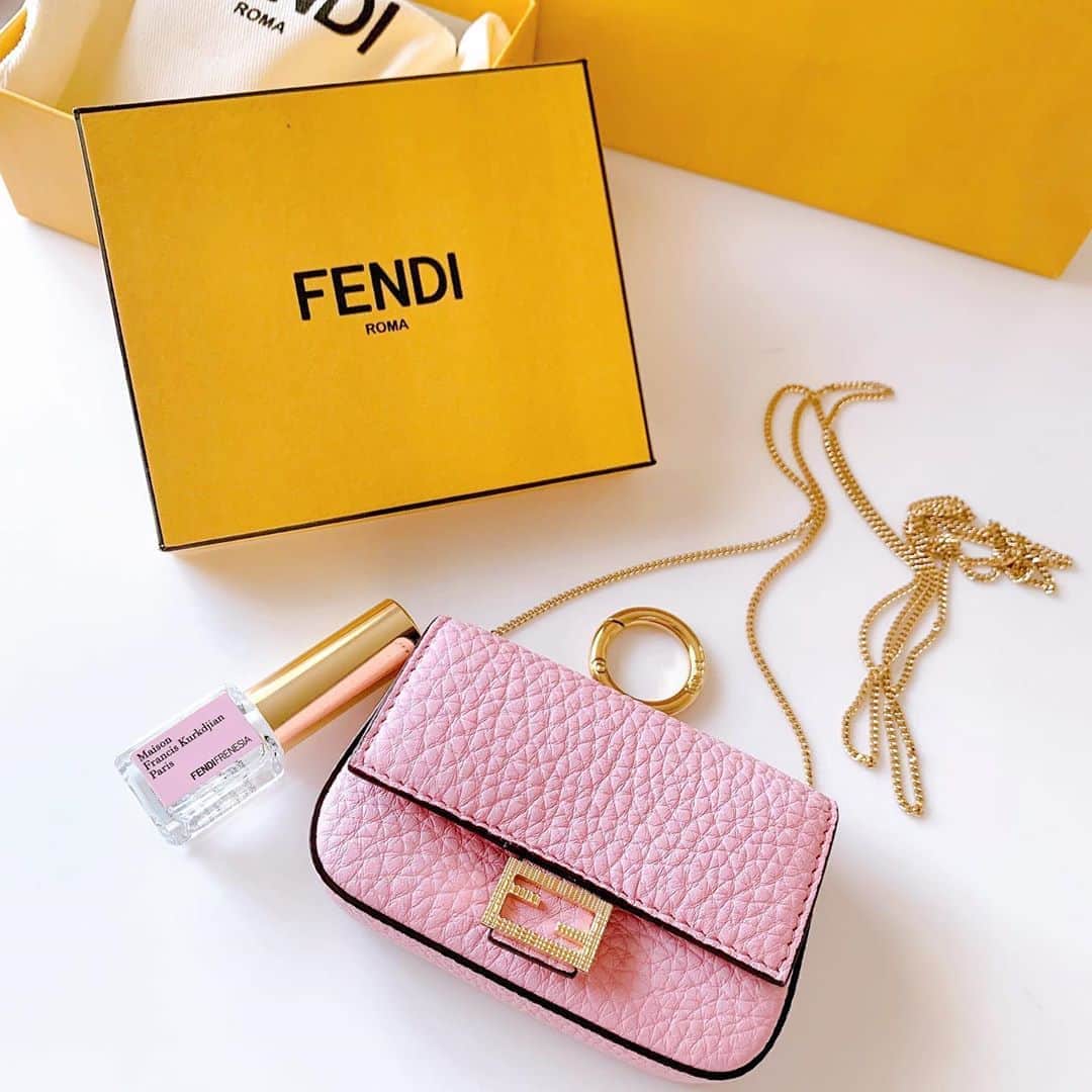 美香さんのインスタグラム写真 - (美香Instagram)「可愛すぎるピンクのナノバケットはFENDImaisonfranciskurkdjian  がコラボしたもの💗💗💗 メゾン・フランシス・クルジャンが特許を持つユニークな技法によりレザーに香りがついているの👩‍❤️‍💋‍👩 斜めがけも出来るし、キーチャームにもなるよ💗 香りをアクセサリー感覚で持ち歩けるなんて素敵🌸🌸🌸 FENDI 大好きっ！ @fendi  #fendi #fendifrenesiabaguette  #fendibaquette」10月26日 17時57分 - mikaofficial99