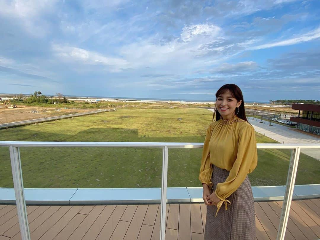 鷲見玲奈さんのインスタグラム写真 - (鷲見玲奈Instagram)「. 先日、福島県双葉郡にある東日本大震災・原子力災害伝承館( @fukushimainnov )に伺いました。  先月できたばかりのこの施設は、私たちが震災を忘れないために、また後の世代に伝えていくために作られたものです。   . 2011年3月11日のあの瞬間、私はまだ大学生で、当時住んでいた寮の最寄り駅、八王子駅にいました。  グラグラと駅が揺れ、鎖に吊るされた看板が左右に振られる中、慌てて外に出るとビルの中にいた人々が、たった今の私と同じような様相で外に出てくる姿がありました。  何が起きているのか分からない、しかし確実に何かが起きているという、得体の知れない恐怖感。   . 少し前の出来事すら忘れてしまう、あまり記憶力が良いとは言えない私ですら、あの時の情景や気持ちは今でも鮮明に覚えています。  あまりに悲惨でショッキングな記憶ですが、この先二度と同じような災害が起こらないとは限りません。  ですから、あの時の記憶を、経験をこの先に繋げていかなければならないのだと、今回伝承館を訪れたことで強く思いました。   . 伝承館には、震災が起こる前の福島と、震災の真っ只中に起きていたこと、震災がもたらした影響、そして現在進行形で続いている復興への挑戦についてが、  たくさんの展示物や映像によって伝えられています。  悲惨さを伝える中でも、刺激的な描写は極力避け、被災された方やお子さんに配慮している印象でした。  ただ東日本大震災の被害を伝えるだけではなく、そこからどう立ち直ってきたのかを展示することで、今後大きな災害が起きた時の教訓にしたい、してほしい、という思いが感じられます。   . 伝承館を見学させてもらった後には福島大学で災害ボランティアをする学生さんたちにお話を伺うことができました。  学生が運営するこの団体は、マネージャー20名と登録している学生さんたちで活動しており、資金の調達も含め、支援活動の全てを学生だけで行っているそうです。  足湯をしながら住民と向き合う「足湯活動」や、一緒に体を動かす「健康体操」、実際に学生が仮設住宅に住み込み、住民の方々に寄り添う「いるだけ支援」や、  子供たちへの「学習支援」など、その活動は多岐に渡ります。   . お話を聞いた竹内君によると、この団体はボランティアをしたい学生の受け皿でもあるのだそう。確かに私も学生時代に東北へボランティアに行きましたが、  なかなか受け入れてくれるボランティア団体が見つからず苦労したことを覚えています。  多くの学生さんが活動を継続していて、それは、ボランティアを通して少しずつ心を開いて貰えることに喜びを感じられるからなのだと言います。  林崎さんは、震災当時まだ中学1年生で、実際に避難所生活を経験したそうです。その時に避難所でボランティアの方に助けてもらい、それが嬉しかったので、  恩返しがしたくて参加していると話してくれました。  また、県外出身の伊野君は、活動する中で「また来てくれたね」と住民の方が声をかけてくれるのが嬉しくて、今では第二のふるさとみたいな感覚です。と話してくれました。   . 彼らによると、街並みの復興は進んできていても、心の復興はまだまだだそう。  最後に伝えたいメッセージを聞いたところ、  「日常を少しずつ取り戻してきていますが、まだ福島にマイナスイメージを持っている人がいるというのも現実です。どうか前を向いている所を応援してもらえたら嬉しいです。」と、  まっすぐな眼差しを向け話してくれました。   . もうすぐ震災から10年が経とうとしています。  あの日のことを忘れずに、目を背けず教訓として将来へ引き継いでいかなければいけないと思うと共に、改めて一人一人が防災意識を持ち、日常的に災害に備える必要があると、  強く感じた一日でした。伝承館を案内して下さった渡邊さん橘内さん、貴重なお話を聞かせて下さった学生のみなさん、本当にありがとうございました。   . #東日本大震災原子力災害伝承館　#東日本大震災　#がんばろう東北　#supported」10月26日 17時59分 - sumi__reina