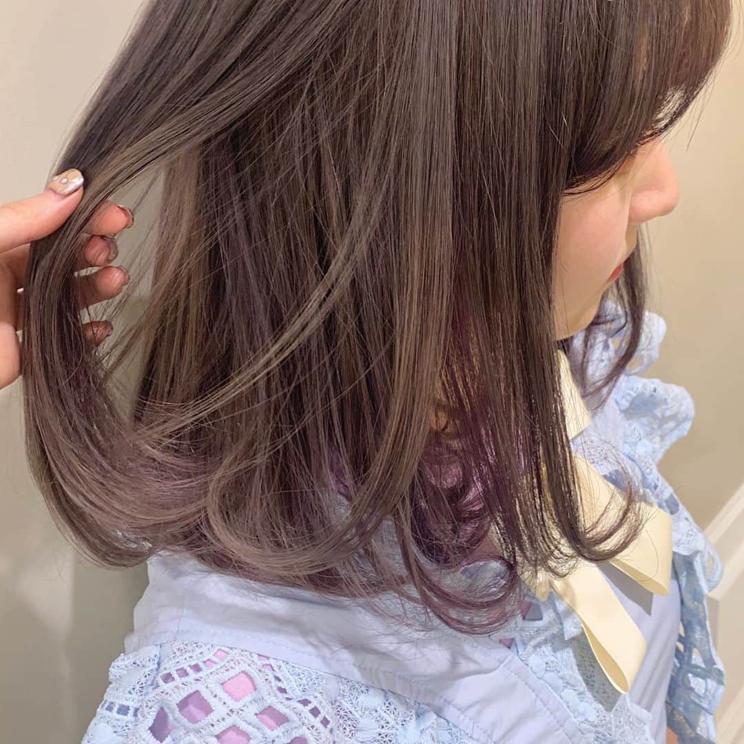 のインスタグラム：「.⁣ パープルのハイライト＆インナーがお洒落で可愛い💜⁣ .⁣ こちらは、グレージュカラーにパープルのハイライト＆インナーを忍ばせたヘア。⁣ ふんわりやわらかい雰囲気の中に個性を感じるヘアカラーです。⁣ 秋冬の季節にもピッタリな派手すぎないお洒落カラー、ぜひ試してみて🔮⁣ .⁣ MERYでは他にも「かわいい」に近づくさまざまな情報を発信しています。⁣ @mery.beauty コスメ・美容に特化した情報をお届け♡⁣ @mery_spot 話題のカフェやお出かけスポットをご紹介！⁣ @_meryshop_  MERYセレクトの可愛いアイテムがたくさん⁣ こちらもぜひチェックしてみてください！⁣ .⁣ .⁣ photo by @_haruu_⁣ .⁣ #MERY #regram #instagram #instahair #hair #hairstyle #haircolor #_harucolor #머리스타그램 #ヘアカラー #ハイトーン #インナーカラー #インナー #ハイライト #グレージュ #グレージュカラー #パープル #パープルカラー #パープルインナー #ベージュ #ベージュカラー #モテカラー #表参道美容室 #原宿美容室 #ヘア #ヘアスタイル #お洒落 #お洒落さんと繋がりたい #MERY女子 #メリー」