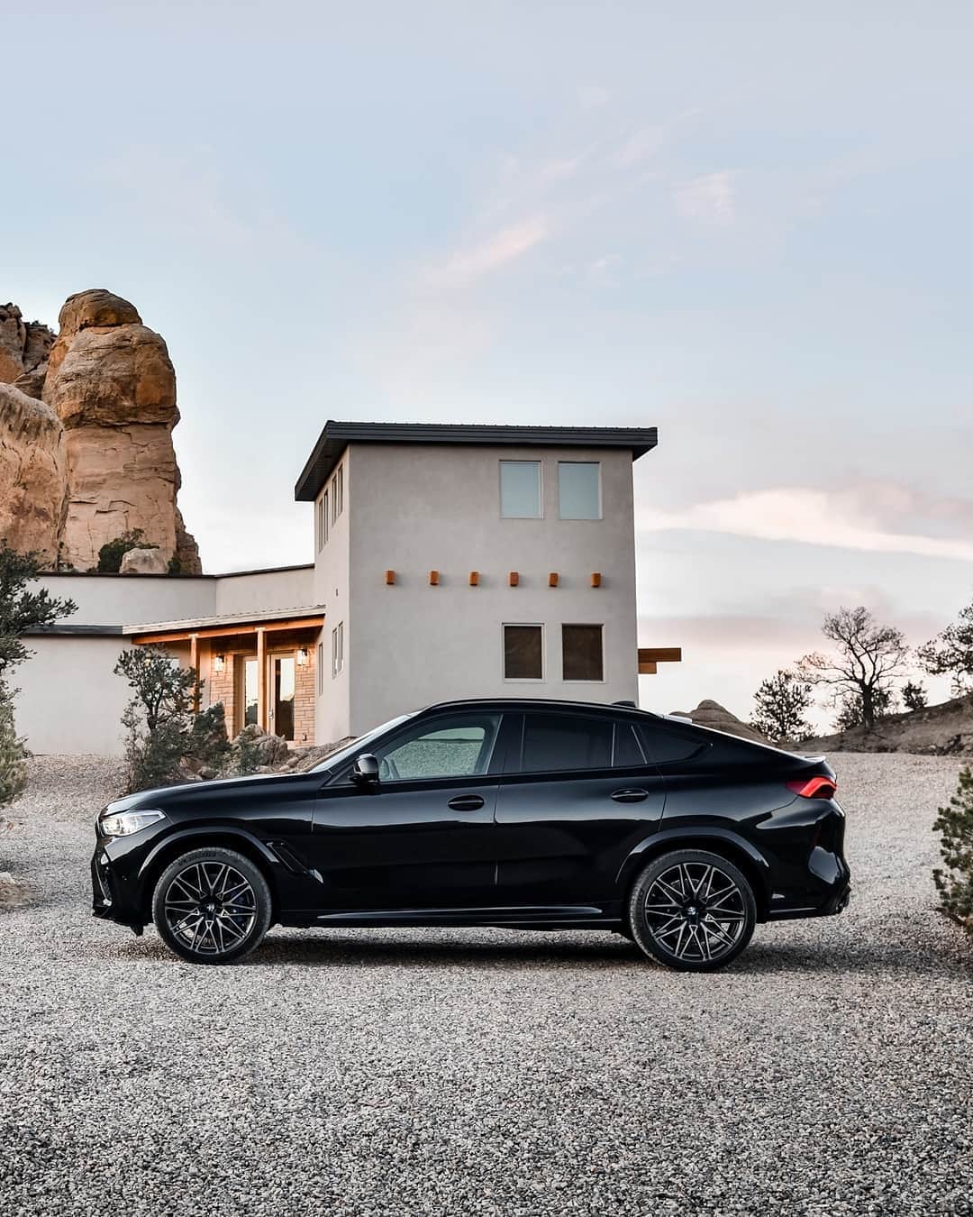 BMWのインスタグラム：「Oasis for the soul. The BMW X6 M.  #TheX6M #BMW #X6M __ BMW X6 M Competition: Fuel consumption in l/100 km (combined): 12.7–12.5. CO2 emissions in g/km (combined): 289–284. Further information: www.bmw.com/disclaimer.  	 Acceleration (0-100 km/h): 3.8 s. Power: 460 kW, 625 hp, 750 Nm. Top speed (limited): 250 km/h (with optional M Drivers Package: 290 km/h).」