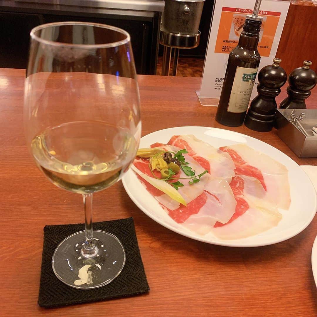 はるぽんさんのインスタグラム写真 - (はるぽんInstagram)「. . 生ハムとワイン🍷大好きな組み合わせ🤤💓 . この日は4ヶ月ぶりくらいにいっぱい呑んだ😜🍻✨ . シャンパンとかコカボムetc… 二日酔いなってない事が奇跡(°▽°)🍀 . #梅田女子会 #italianfood #lucua」10月26日 18時01分 - harupon96