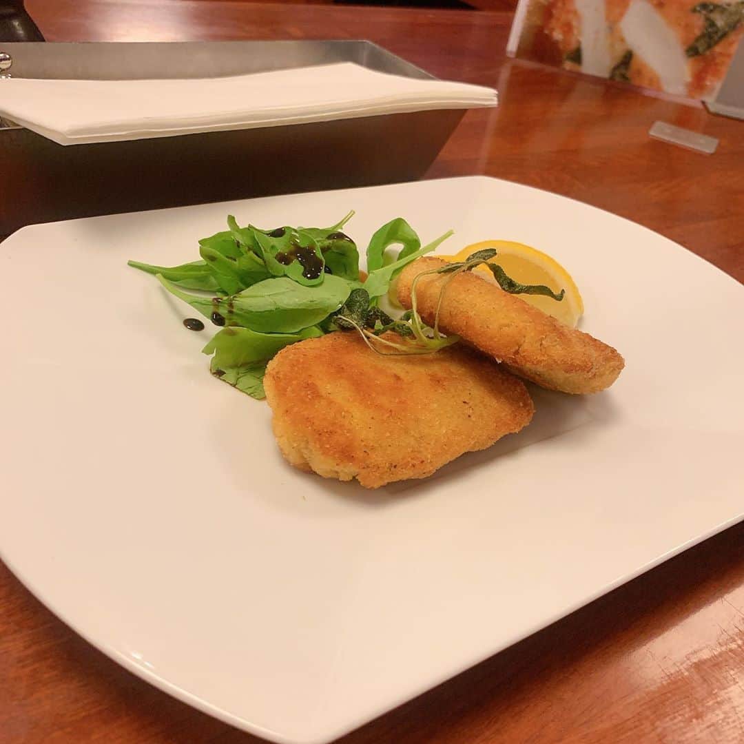 はるぽんさんのインスタグラム写真 - (はるぽんInstagram)「. . 生ハムとワイン🍷大好きな組み合わせ🤤💓 . この日は4ヶ月ぶりくらいにいっぱい呑んだ😜🍻✨ . シャンパンとかコカボムetc… 二日酔いなってない事が奇跡(°▽°)🍀 . #梅田女子会 #italianfood #lucua」10月26日 18時01分 - harupon96