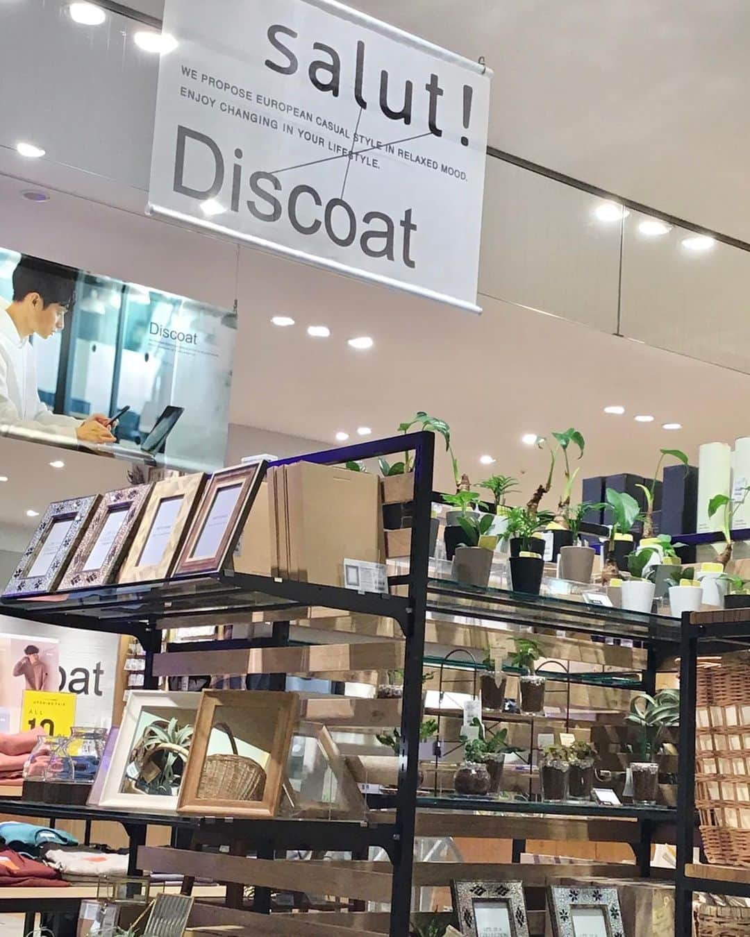 salut!さんのインスタグラム写真 - (salut!Instagram)「＊お知らせ＊  Discoat岡崎店はサリュの商品も一部お取り扱いのあるショップとなっております*.+ﾟ  Discoatの可愛いお洋服やDiscoat限定のドライフラワーとサリュの雑貨は相性抜群ですˊᵕˋ*.+ﾟ  ちなみにDiscoat限定のドライフラワーは¥1100〜みたいです⋆⸜ ⸝⋆  お近くにお住いの方は是非チェックしてみてくださいね𖤣𖥧𖥣｡  #discoat #salut #サリュ  #お知らせ#岡崎  #雑貨 #雑貨屋さん #インテリア雑貨  #ドライフラワー #ドライフラワーのある暮らし #ドライフラワーインテリア」10月26日 18時01分 - salut_shop