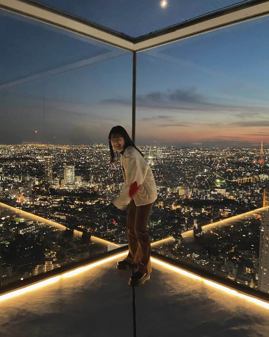 虹香さんのインスタグラム写真 - (虹香Instagram)「︎︎︎︎︎☺︎﻿ #渋谷スカイ 🌌﻿ ﻿ 少し前の話だけど、、﻿ ずっと行きたかったところで！！！﻿ やっと行けた！！！﻿ めちゃ綺麗で高まった！！！﻿ 幸！！！﻿ ﻿ こういう壮大なもの見ると﻿ 日々の悩みがちっっっぽけに感じる🙉﻿ ﻿ 夕日verと夜景verどっちも見れる贅沢な時間に行ったので﻿ どっちも載せます✌︎ ﻿ 親友と見る綺麗な景色は最高だね〜〜﻿ ﻿ photo by 井上玲音 ( @rei_inoue.official ) 😌❤」10月26日 18時04分 - njk_68