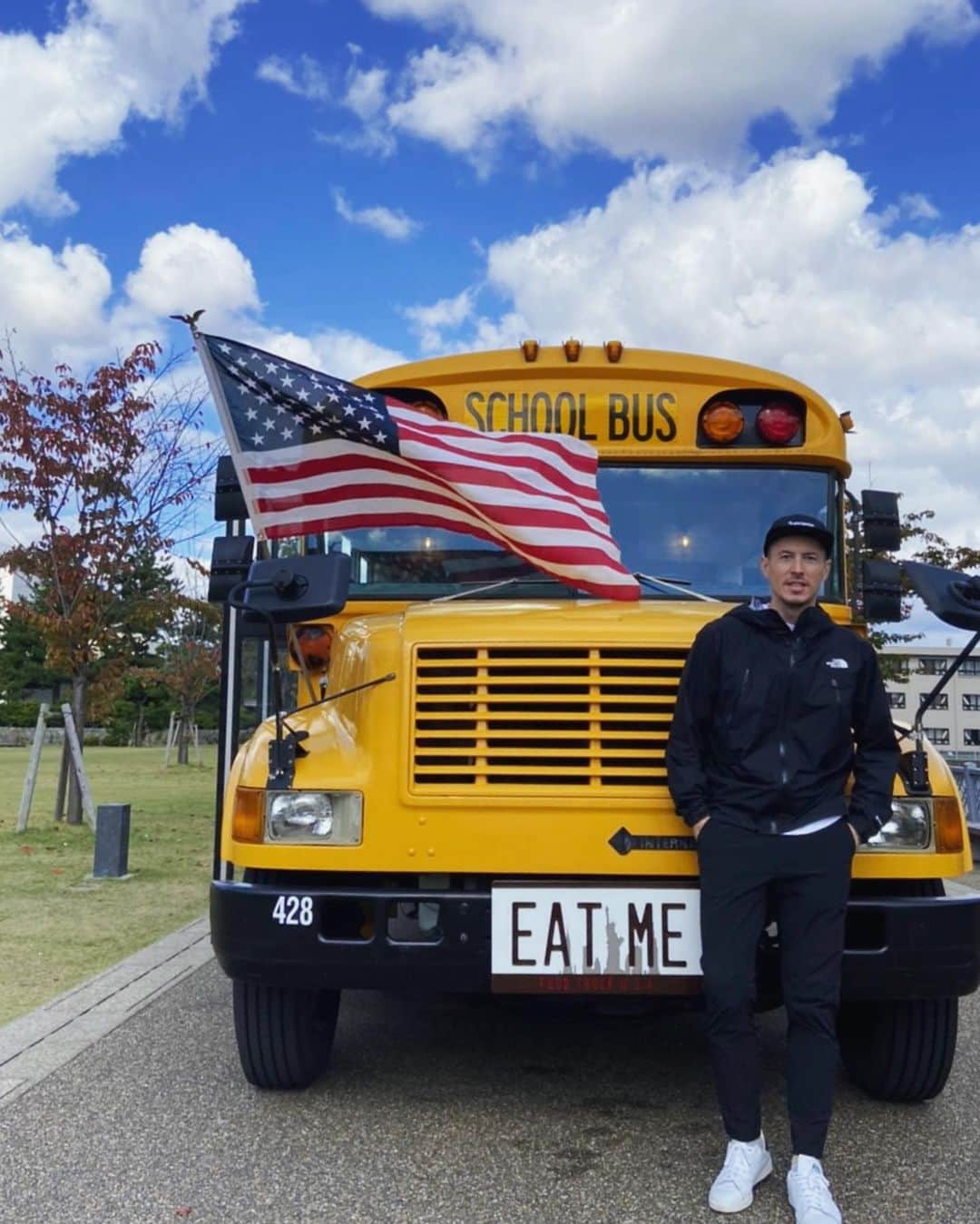 森豪士さんのインスタグラム写真 - (森豪士Instagram)「この車、アメリカで中古で90万で買ったんだって〜💵😎💵 こんなアメリカンな車の前で娘は突然HIPHOPのアーティスト感出してきました😅(2枚目以降参照) #FUKUI #里帰り出産 #なかなか出てこない #今日陣痛くるかな #ワクワク #ドキドキ」10月26日 18時04分 - tsuyoshimori