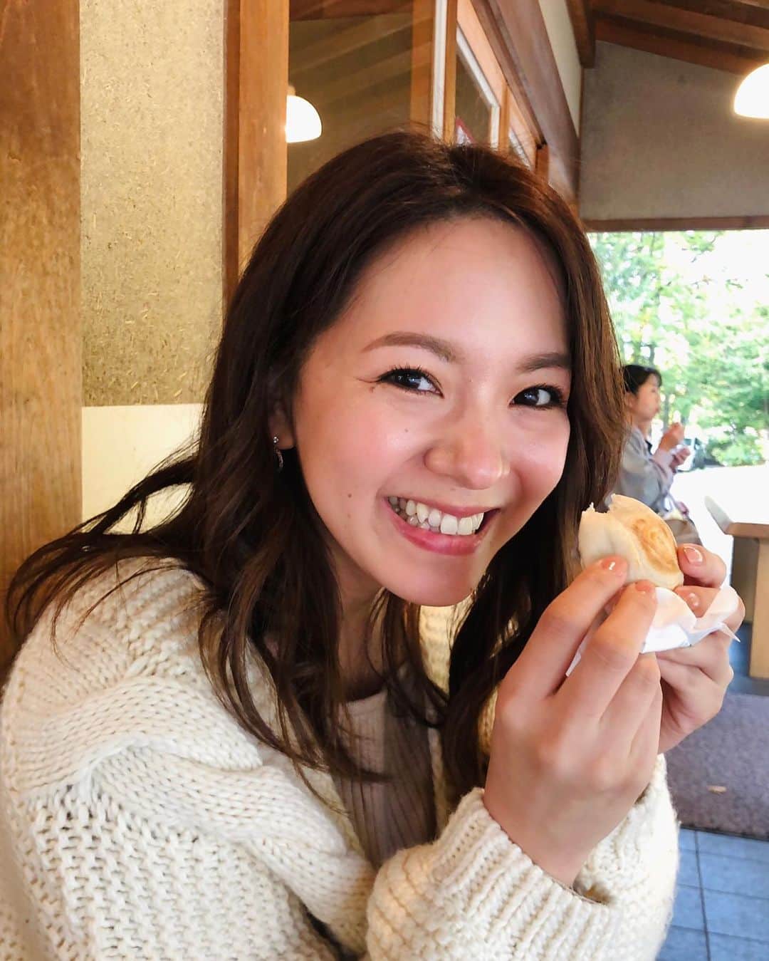 芳賀愛華のインスタグラム：「. 先日、北海道神宮へお参りに行ってきました☺️ . 神聖な空気に身も心もしゃきっとなりました😌✨ 帰りには大好きな#判官さま 😋💓」