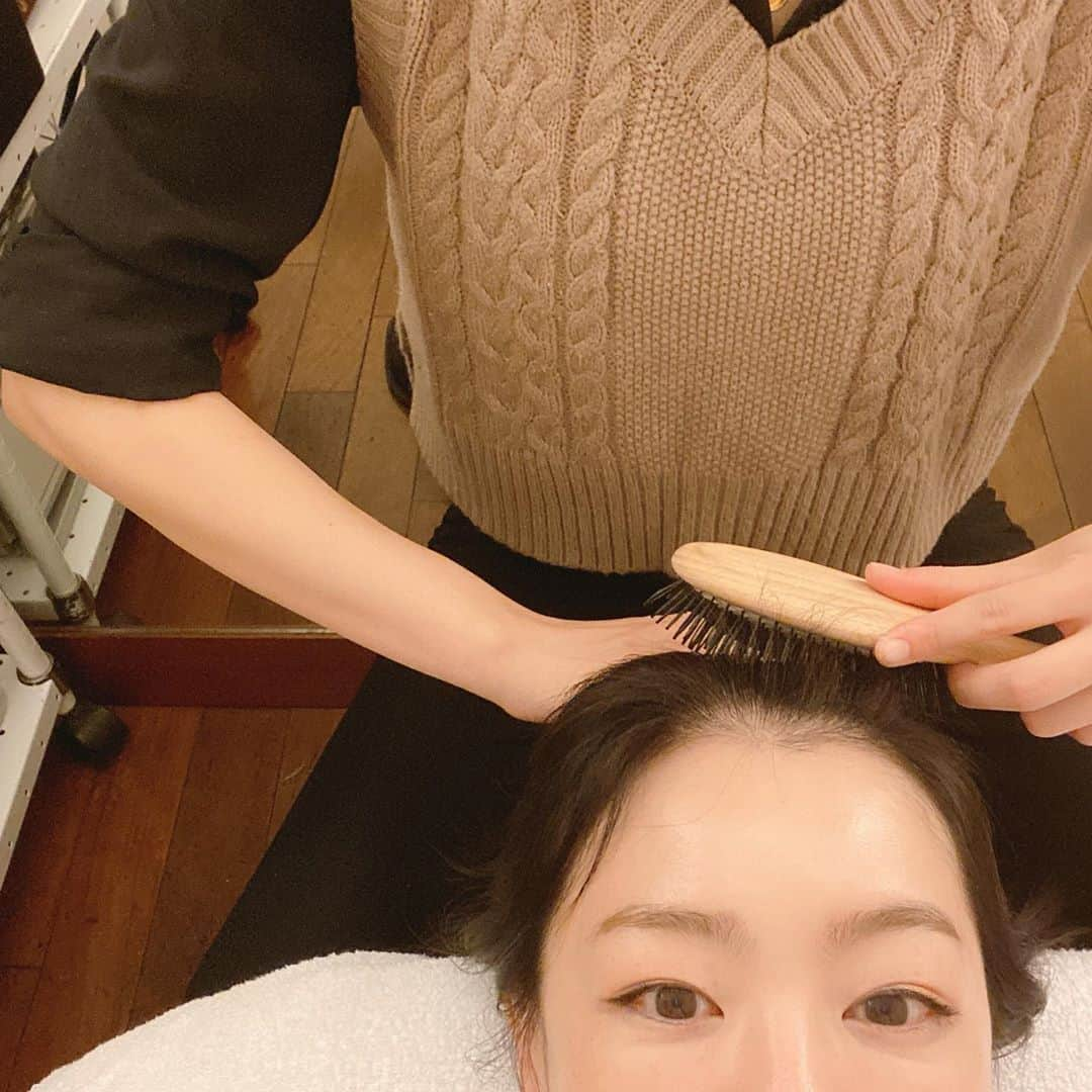 上田祥子さんのインスタグラム写真 - (上田祥子Instagram)「このBefore After凄くないですか！？　実は先日、多くの著名人や美容のプロが足繁く通う南青山のサロンAMATAで、シスレーとの至福のコラボヘアエステを受けてきました。まずは驚きの結果が一枚目❗️  季節の変化もあり、最近は髪がパサついてまとまらず、もはや悩みに変わっておりました。色々試したけれど、自力の限界。そこで今回頼りにしたのがAMATAとシスレー「ヘア リチュアル」の期間限定（2020年8月1日〜2021年7月31日）です。この夢のコラボのおかげで、自分でも驚きのリカバリー💕となりました！なんと１５ものプロセスがあるという実に濃い内容で、トリートメント 後、もう一週間以上経っていますがまだキープできています。  まずは「ヘアリチュアル アナライザー」。問診とスコープ撮影で髪と地肌を解析するシスレーオリジナルのマシンが登場。案の定、私は地肌がぱさっと乾燥しておりました。密度など髪の状態はまずまず。次に個室へ移動してゆっくり深呼吸しながらウェルカム・セレモニー。ブラッシングと続き、アイトリートメントも！　ネック・デコルテなどのトリートメントマッサージと続き、血流もぐんぐんUPします！　頭皮毛髪クレンジング・マスクで頭がすっきり軽くなり、リラックスタイム、そしてシャンプー、ヘアケアマスク、首・肩マッサージでいい気持ち。続いて頭皮美容液、アウトバストリートメント、デザイン・ブローと続き、最後はヘア リチュアル ヘア プロテクティブ フリュイドで外的ダメージからのプロテクトケアにて完了。至福はもちろん、極楽という言葉はこのラグジュアリーなヘアエステの為にあると思えるほど最高の施術でした✨嘘みたいに元気を取り戻し栄養が行き渡った髪と地肌。とてもまとまりのある髪が復活し、毎日のケアも楽々です。 最後に久々にお会い出来た、美の進化が止まらない憧れ女性美香さんと記念に一枚。ずっとお世話になりっぱなしです🍀  AMATA ヘアリチュアルコース 120分　18,000円＋税 http://www.pro-feel.net/  #amata #sisley #sisleyhairrituel  #ヘアリチュアルコース　#instabeauty #instahairtreatment #amata美香さん #上田祥子」10月26日 18時09分 - uedasachikoinsta