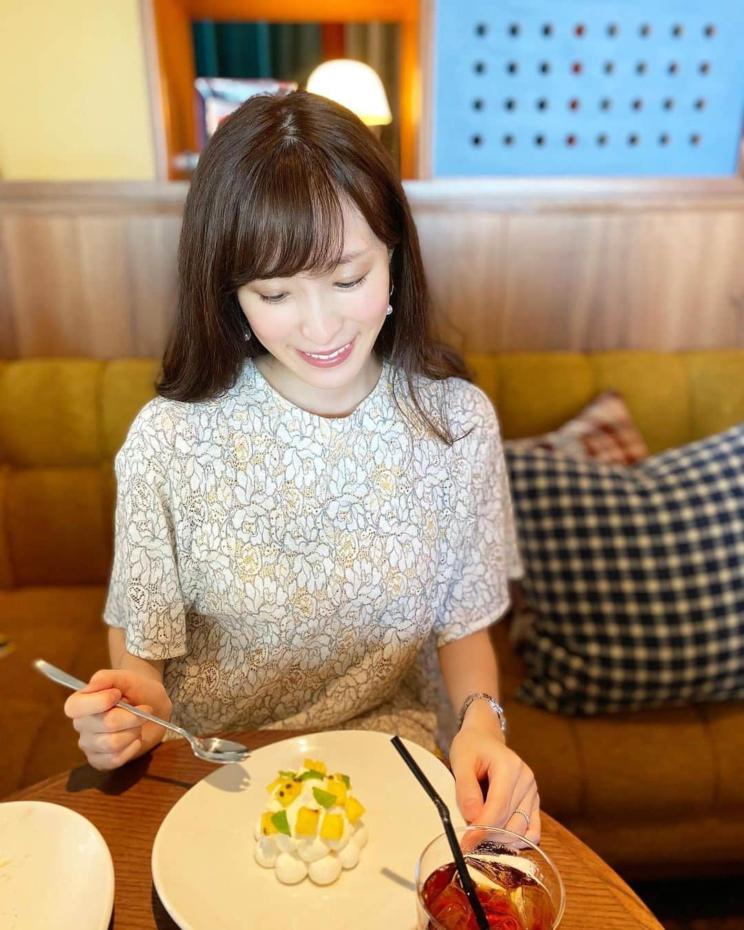 小林真由のインスタグラム：「openを楽しみにしていたTHE AOYAMA  GRANDhotel♡﻿  これから行くことが増えそう🤍﻿ ﻿ ハイライトはTHREEのシマリンググローデュオ01を使ってます。欠かせないアイテム♡﻿ ﻿ tops: #lecielbleu  ﻿ ﻿ ﻿ #ファッション #コーデ #ママコーデ #女の子ママ #男の子ママ #ママライフ #コスメ #化粧品 #秋コスメ #デパコス #ハイライト #シマリンググローデュオ #コーディネート #ルシェルブルー #1歳 #生後2ヶ月 #ベビー #二人育児 #coordinate #fashion #THREE #theaoyamagrandhotel #thebelcomo」