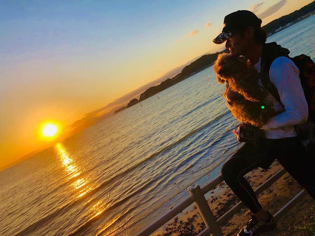 マイケル富岡のインスタグラム：「モコ散歩&至福のサンセット&絶景の海♡ #love #nature #family #beach #resort #marina #surf #actor #actorslife #shooting #sunset #マイケル富岡 #俳優 #タレント #撮影 #海 #ジェット #湘南 #鎌倉 #江ノ島 #リゾート#malibufarm #malibuhotel #ronherman」