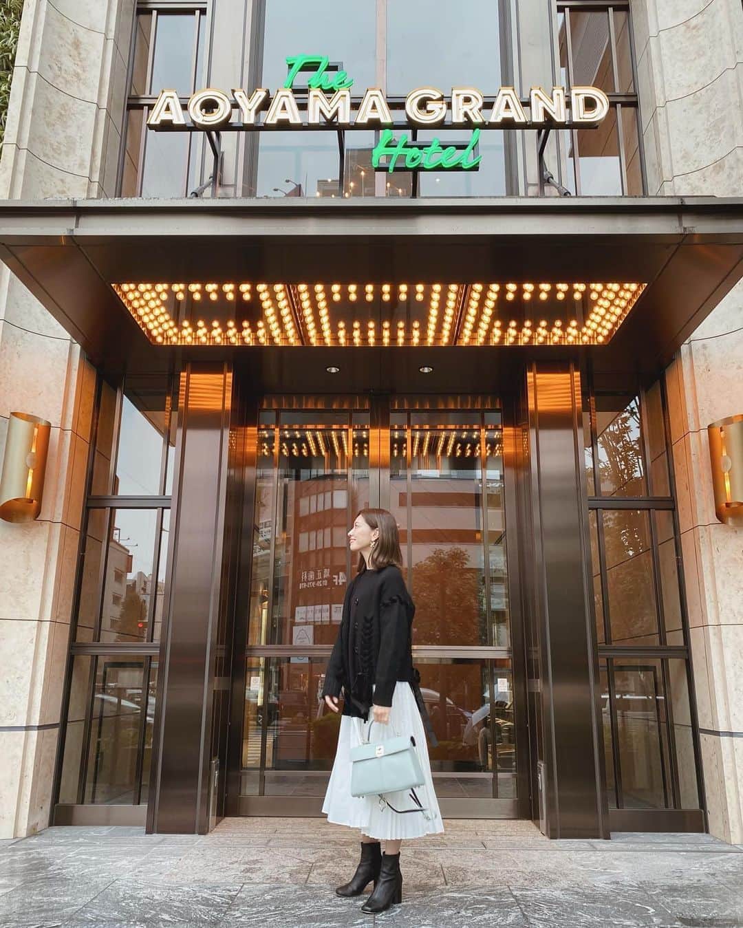 石黒美帆のインスタグラム：「*﻿ THE AOYAMA GRAND HOTEL🌟﻿ ﻿ ﻿ ベルコモンズ跡地に出来たホテル。﻿ 80年代風のデザインがとてもかわいい！﻿ ﻿ ﻿ レストランBELCOMOも秋仕様になっていて素敵だったので、また載せさせて下さい☺️🍁﻿ ﻿ ﻿ ﻿ #theaoyamagrand#aoyamagrandhotel#jenic_japan#ベルコモンズ#表参道#外苑前#建築探訪#ホテル巡り#東京散歩」