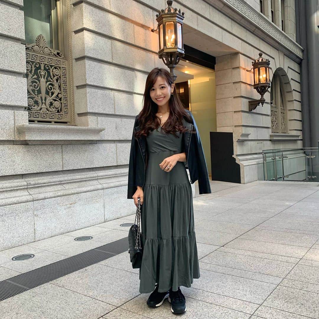 福山唯のインスタグラム：「久々にお天気が続いて嬉しいな☀️ . . とっても寒がりな私、今年のヒートテックをgetしてきました🧡　ヒートテック無しじゃ冬は乗り切れない🥺w . . 久々にカーキを着てみたけど新鮮🙆‍♀️🌿✨ さらっとふわっととても着心地の良いワンピースは @valmuer_official だよ🎵 . . #coordinate #onepiece #sneakers #gardenbyvalmuer #valmuer #valmuer_official #chanel #コーディネート  #コーデ　#カーキ　#秋コーデ　#ヴェルムーア #スニーカー　💚」