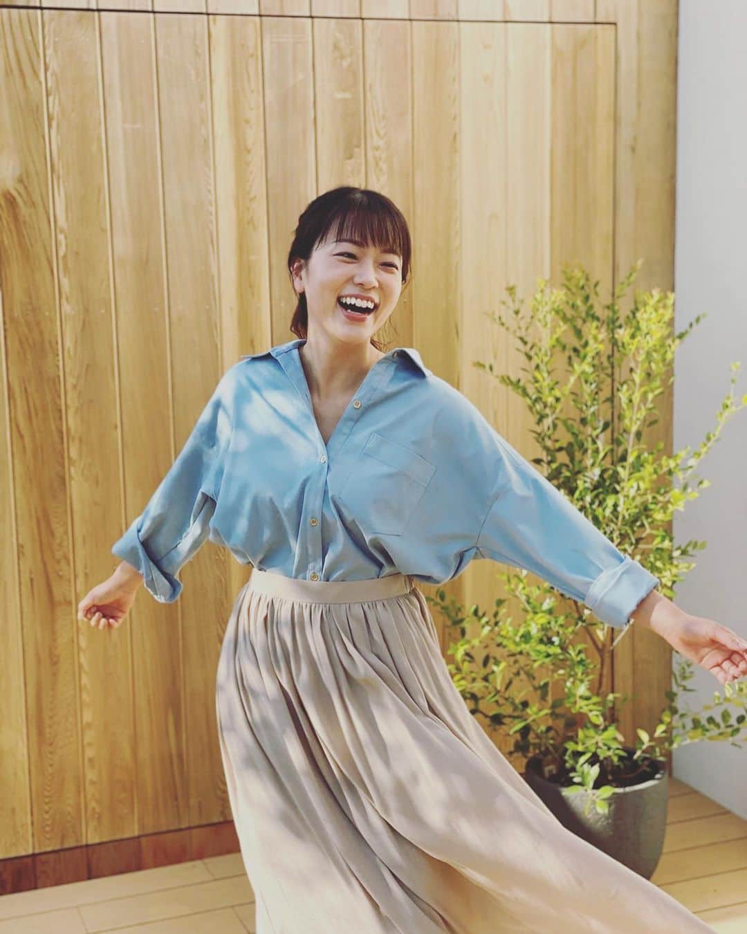 本田朋子さんのインスタグラム写真 - (本田朋子Instagram)「今日はとても素敵なハウススタジオで撮影。 自然光も沢山入って、リラックスしながら臨めました。 あっ、これは撮影風景ではなく、休憩時です笑  shirt…BEATRICE skirt…ROPE」10月26日 18時14分 - tomoko_honda_official_phonics