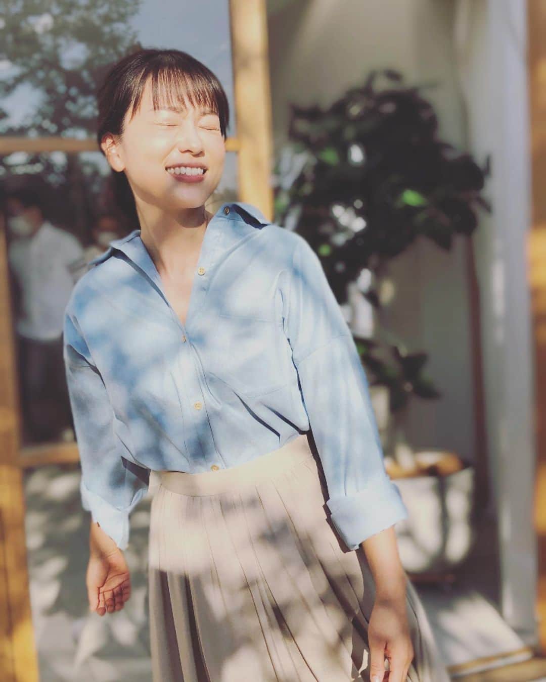 本田朋子さんのインスタグラム写真 - (本田朋子Instagram)「今日はとても素敵なハウススタジオで撮影。 自然光も沢山入って、リラックスしながら臨めました。 あっ、これは撮影風景ではなく、休憩時です笑  shirt…BEATRICE skirt…ROPE」10月26日 18時14分 - tomoko_honda_official_phonics