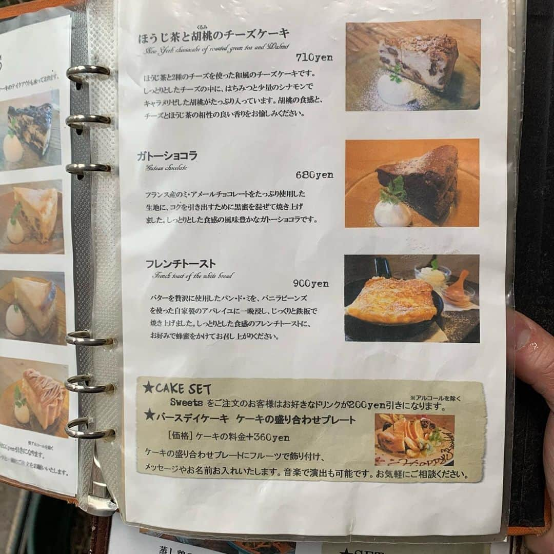 りょうくんグルメさんのインスタグラム写真 - (りょうくんグルメInstagram)「【吉祥寺 アリーカフェ】 お洒落カフェで食べられるオレオチーズケーキ ㅤㅤㅤㅤㅤㅤㅤㅤㅤㅤㅤㅤㅤ 🏠#吉祥寺　#alleycafe cafe 🚶‍♂️吉祥寺駅徒歩3分 📖オレオのニューヨークチーズケーキ(¥670) ドリンクセット チャイ(¥630→¥430) カフェラテ(¥580→380) ㅤㅤㅤㅤㅤㅤㅤㅤㅤㅤㅤㅤㅤ 吉祥寺の人気カフェ オレオの味しっかり 酸味のあるレアチーズケーキの味 ずっしり濃厚 ホットのラテがカップ大きい満足サイズ  店内はお洒落なカフェの内装。 少し暗めで落ち着いてる。 スイーツの種類も豊富で味も美味しい。 お客さんはほぼ女性。年齢層も幅広くお一人様もいる。 ランチも人気。 ワンドリンク制。スイーツと注文でドリンク200円引き。 3Fにあるのでカフェには階段を登らなきゃいけない。 ㅤㅤㅤㅤㅤㅤㅤㅤㅤㅤㅤㅤㅤ 雰囲気が大好きなお店。 10時までやってるから夜カフェも楽しめるよ！ほんとオススメ！ ㅤㅤㅤㅤㅤㅤㅤㅤㅤㅤㅤㅤㅤ 営業時間 12:00〜22:00  東京都武蔵野市吉祥寺南町1-1-8 けやきビル 3F」10月26日 18時14分 - uryo1113