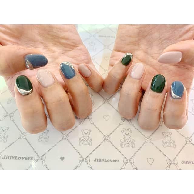 南明奈さんのインスタグラム写真 - (南明奈Instagram)「秋色ネイル💅🏻✨ @mamijingu さんありがとうございます✨  #nail #nails #秋ネイル　#ネイル」10月26日 18時17分 - akinaminami