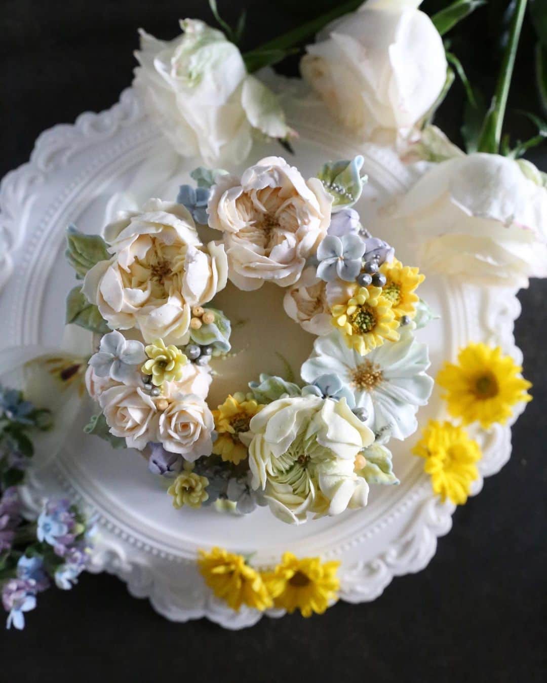 청담 수케이크 (atelier soo)さんのインスタグラム写真 - (청담 수케이크 (atelier soo)Instagram)「ㅡ 이달의케이크.11월 ⚜️ 화관스타일  ㅡ 수케이크만의 스타일인 줄리엣로즈를 메인꽃으로 만든 화관스타일입니다.정말 여성스러운 스타일이에요. 화관의 이미지를 떠올리면 아기자기하게 꾸며보았습니다.최대한 컬러도 생화의 느낌으로요. 결혼을 앞둔 분들께 선물용으로 좋을것같고 꽃을 선물하며 함께 선물하기 참 좋은 아이템인것같습니다  색상선택 ( 사진순서대로 1.노랑 2.피치) 은은하고클래식하며 따듯한색감의 컬러들 / 선물용으로 참 좋은 컬러들입니다. 샘플케이크는 모두 1호사이즈입니다. 자세한내용은 프로필상단주소로들어가시면확인하실수있습니다. ㅡ 11월에도 정성스럽고맛있고예쁜케익들 제작하겠습니다. 감사합니다 :) ㅡ #flower #cake #flowercake #partycake #birthday #bouquet #buttercream #baking #wilton #weddingcake ㅡ www.soocake.com vkscl_energy@naver.com」10月26日 18時28分 - soocake_ully