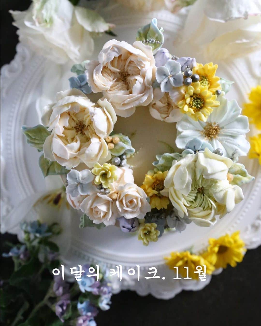 청담 수케이크 (atelier soo)さんのインスタグラム写真 - (청담 수케이크 (atelier soo)Instagram)「ㅡ 이달의케이크.11월 ⚜️ 화관스타일  ㅡ 수케이크만의 스타일인 줄리엣로즈를 메인꽃으로 만든 화관스타일입니다.정말 여성스러운 스타일이에요. 화관의 이미지를 떠올리면 아기자기하게 꾸며보았습니다.최대한 컬러도 생화의 느낌으로요. 결혼을 앞둔 분들께 선물용으로 좋을것같고 꽃을 선물하며 함께 선물하기 참 좋은 아이템인것같습니다  색상선택 ( 사진순서대로 1.노랑 2.피치) 은은하고클래식하며 따듯한색감의 컬러들 / 선물용으로 참 좋은 컬러들입니다. 샘플케이크는 모두 1호사이즈입니다. 자세한내용은 프로필상단주소로들어가시면확인하실수있습니다. ㅡ 11월에도 정성스럽고맛있고예쁜케익들 제작하겠습니다. 감사합니다 :) ㅡ #flower #cake #flowercake #partycake #birthday #bouquet #buttercream #baking #wilton #weddingcake ㅡ www.soocake.com vkscl_energy@naver.com」10月26日 18時28分 - soocake_ully